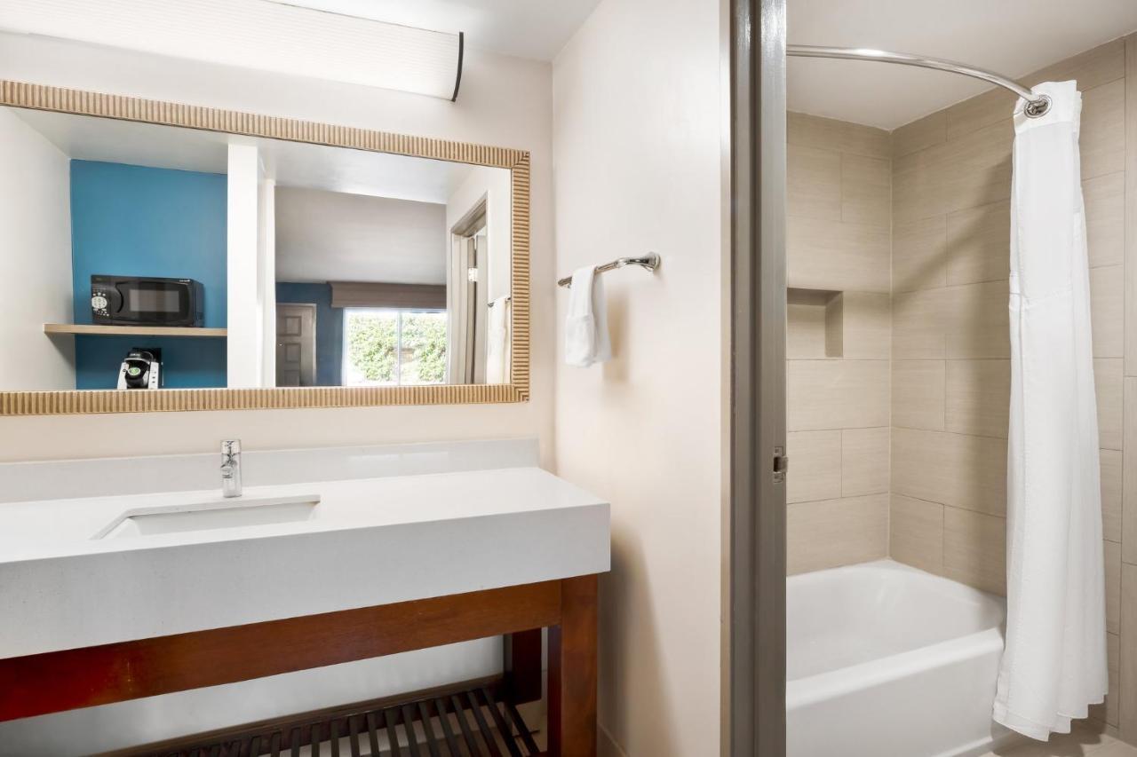 Holiday Inn Express Simi Valley By Ihg Exterior photo