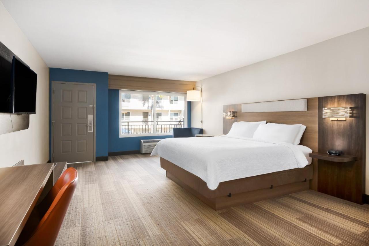 Holiday Inn Express Simi Valley By Ihg Exterior photo