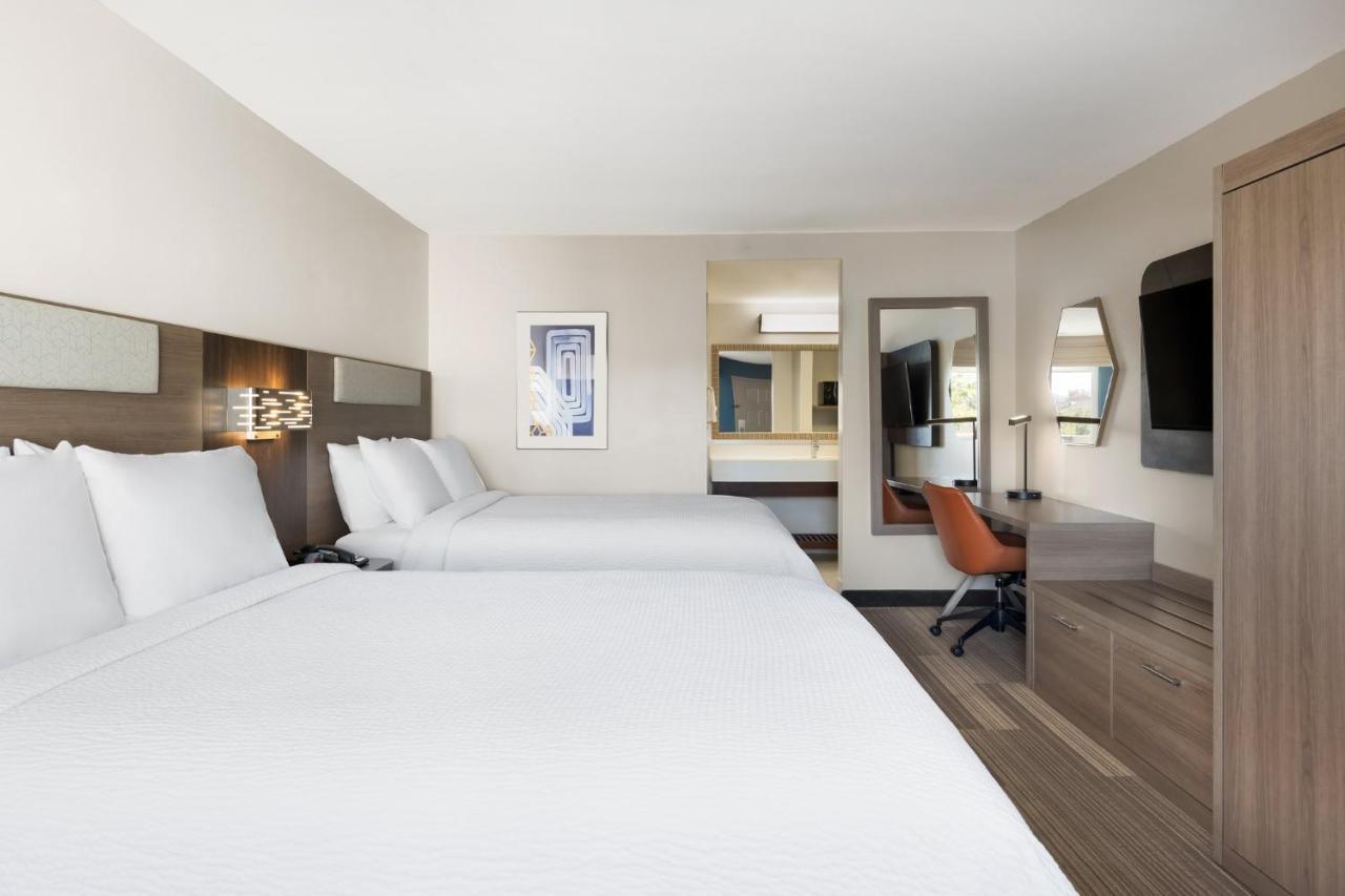 Holiday Inn Express Simi Valley By Ihg Exterior photo