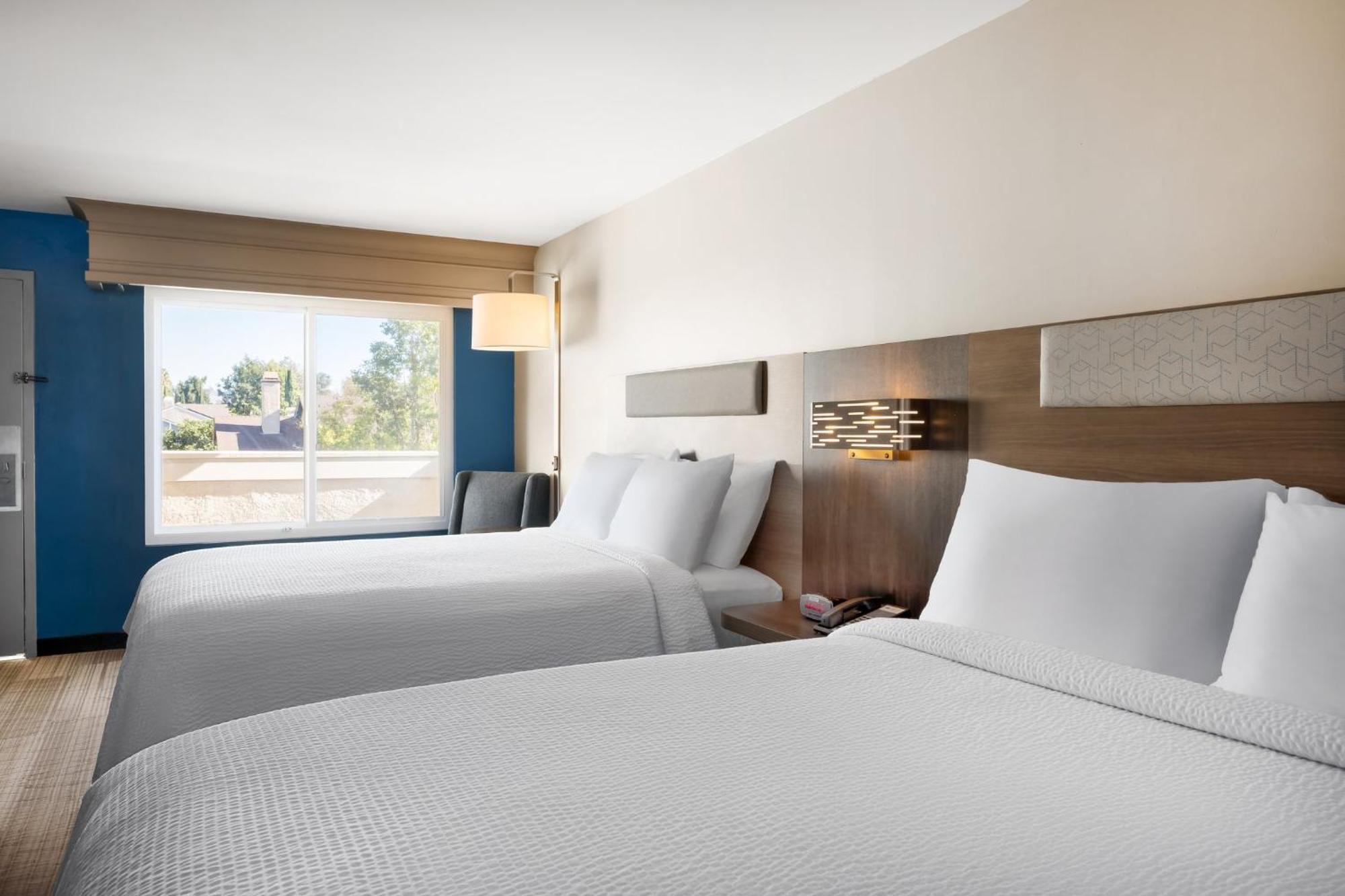 Holiday Inn Express Simi Valley By Ihg Exterior photo