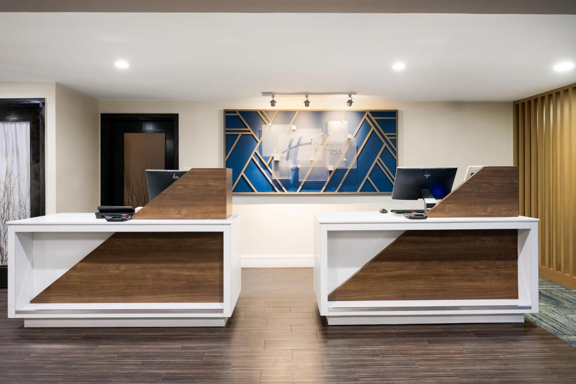 Holiday Inn Express Simi Valley By Ihg Exterior photo