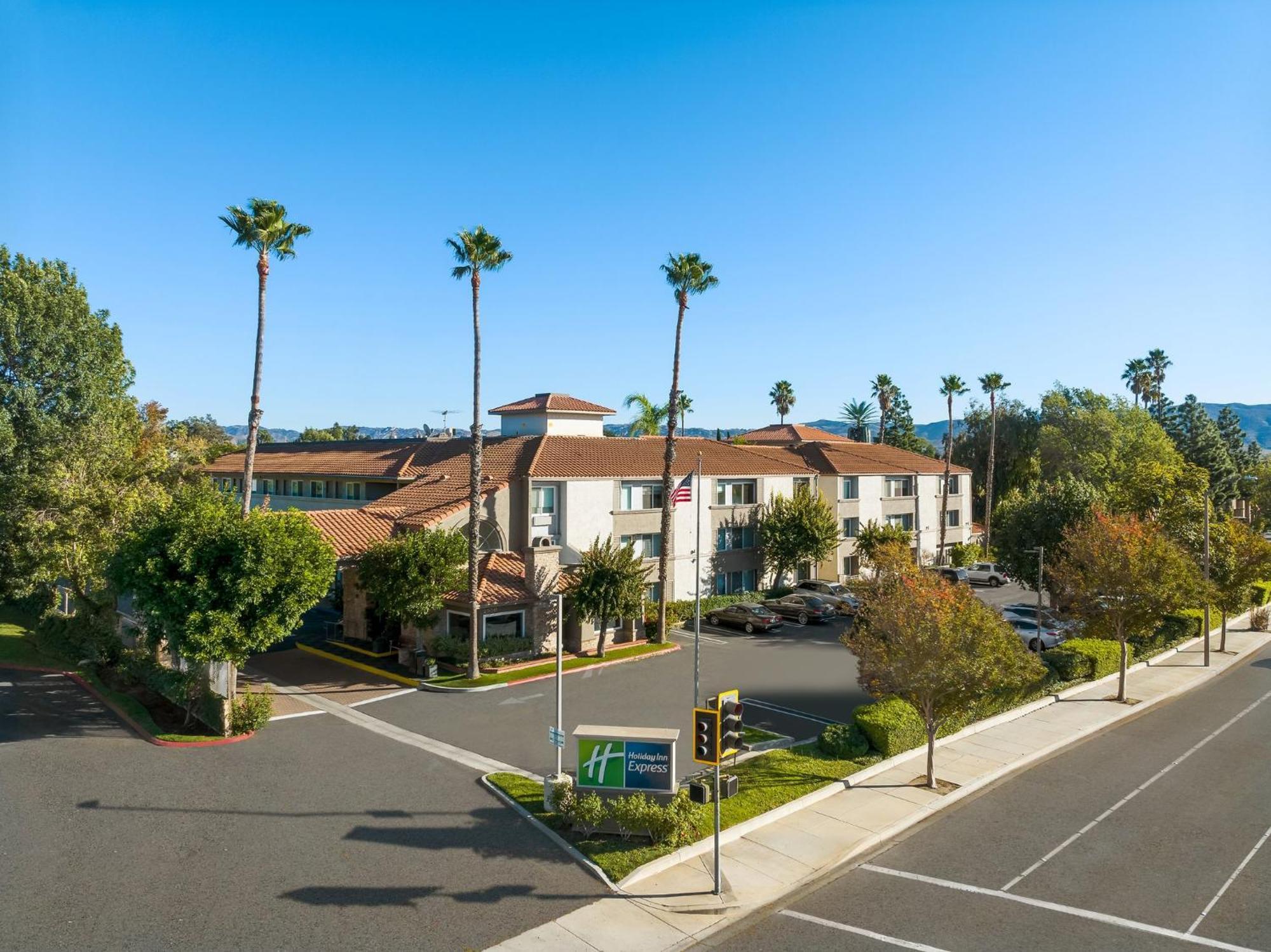 Holiday Inn Express Simi Valley By Ihg Exterior photo