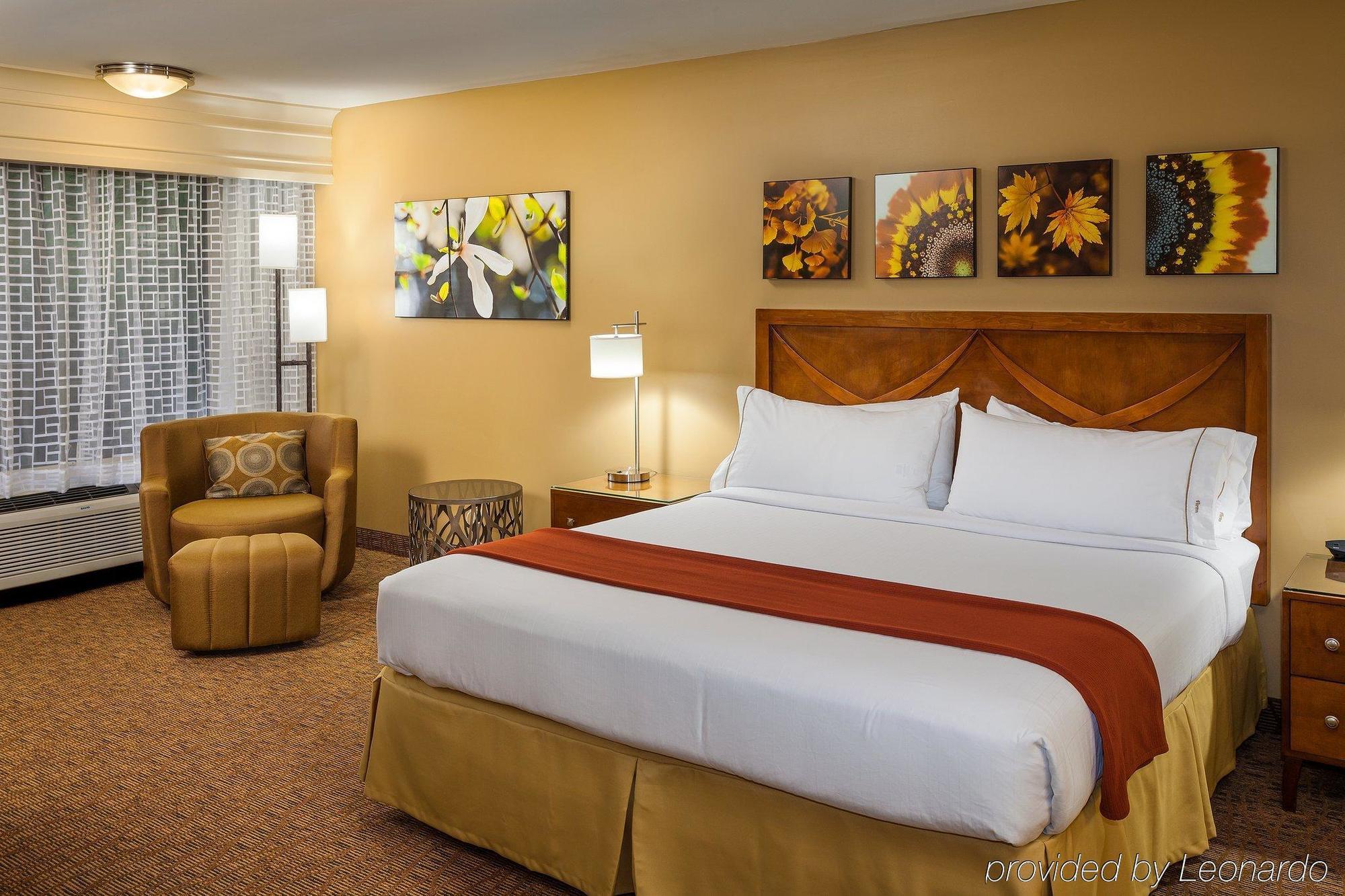 Holiday Inn Express Simi Valley By Ihg Exterior photo