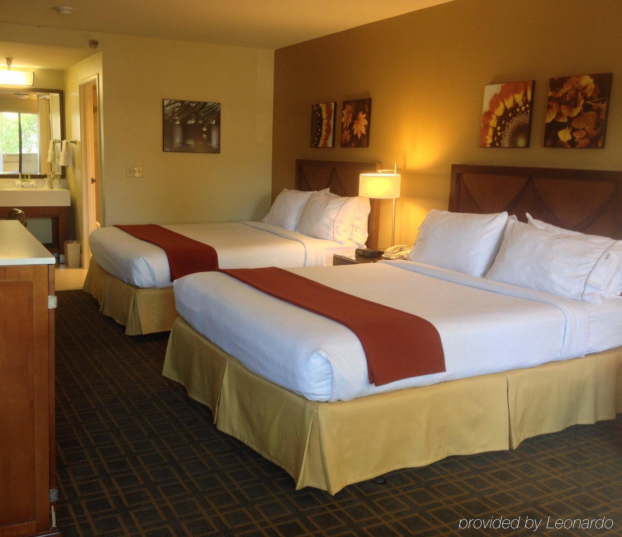 Holiday Inn Express Simi Valley By Ihg Exterior photo