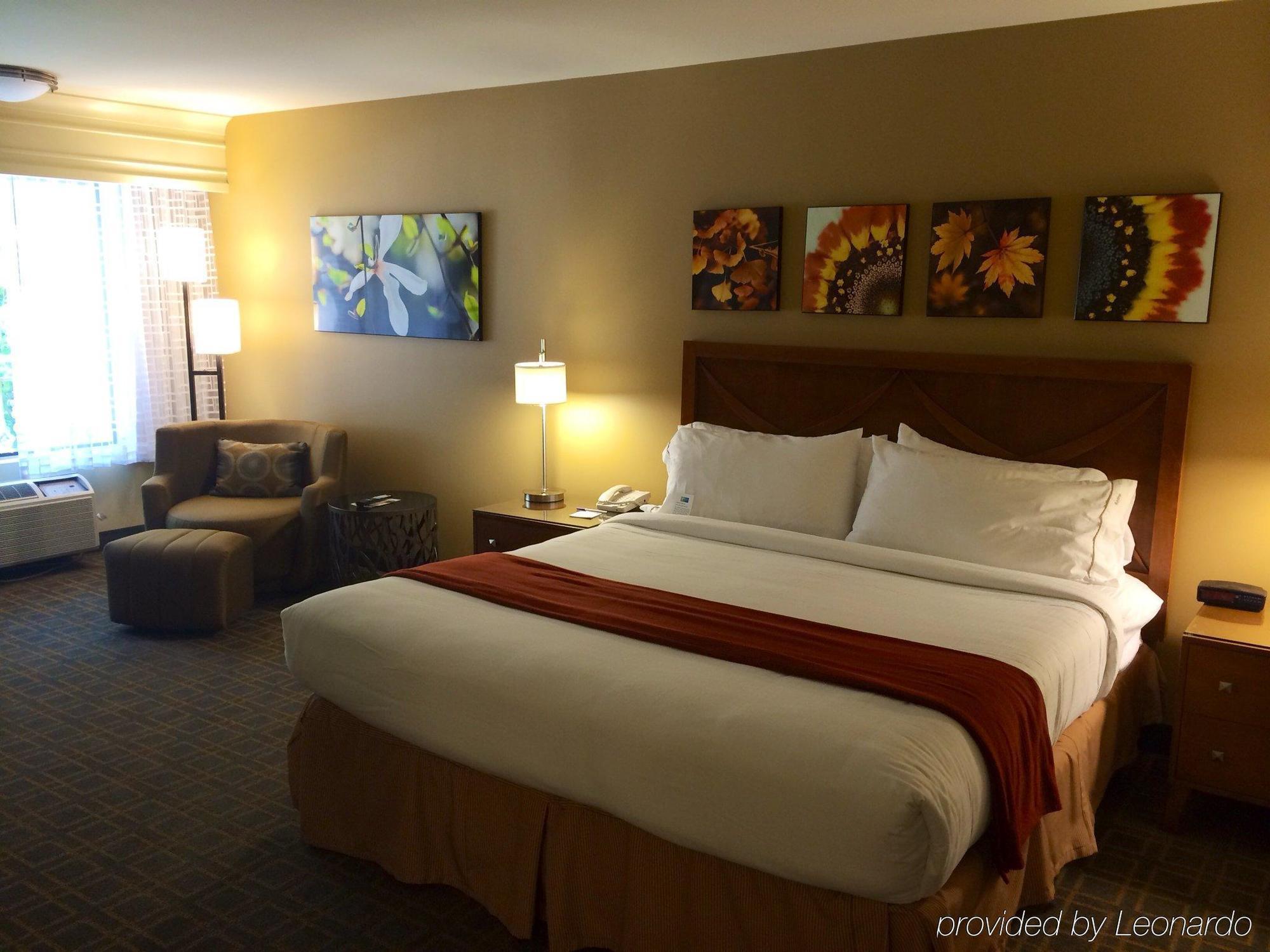 Holiday Inn Express Simi Valley By Ihg Exterior photo